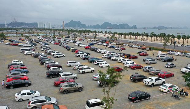 Biển Bãi Cháy đông trở lại, Quảng Ninh bắt đầu kích cầu đón khách du lịch sau Covid-19 - Ảnh 2.