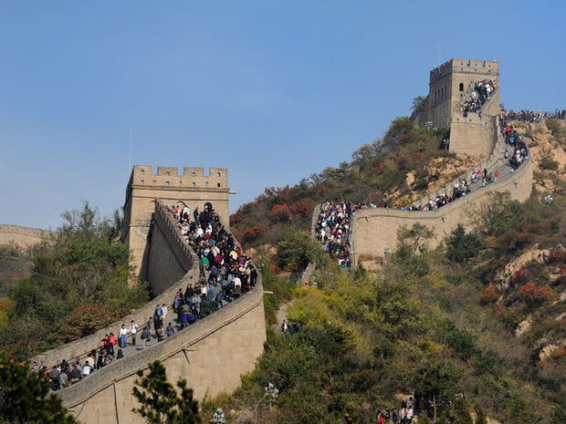 Nhiều địa điểm du lịch ở Trung Quốc cháy vé khi mở cửa trở lại, riêng lượng khách ghé Tử Cấm Thành ít hơn hẳn so với ngày thường - Ảnh 1.