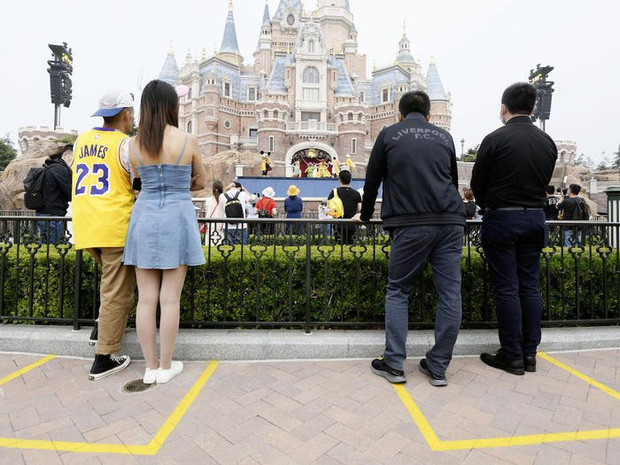 Nhiều địa điểm du lịch ở Trung Quốc cháy vé khi mở cửa trở lại, riêng lượng khách ghé Tử Cấm Thành ít hơn hẳn so với ngày thường - Ảnh 3.
