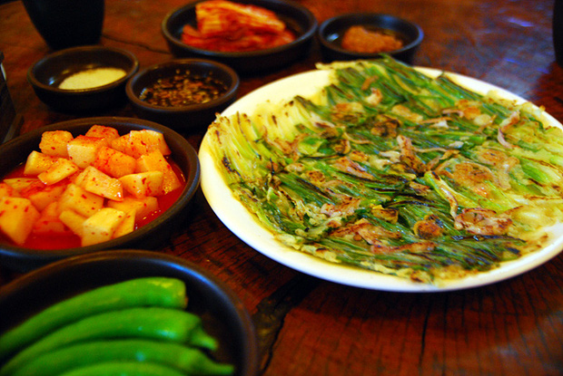 Ngay cả người ăn được hành có lẽ cũng sẽ e dè với món ăn này của Hàn Quốc, khi nấu dùng tới cả một bó hành to đùng! - Ảnh 2.