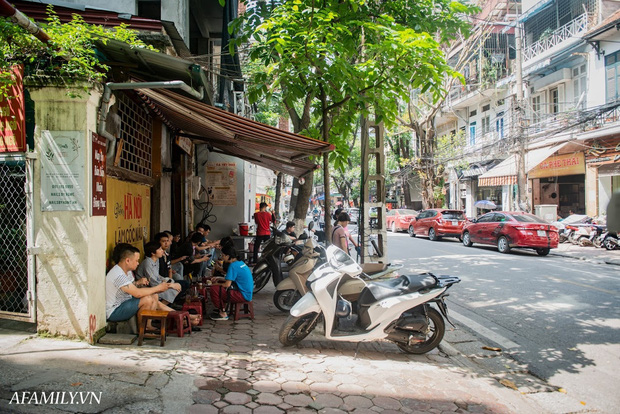 Quán cà phê vỉa hè vừa bé lại cũ kỹ nhất nhì Hà Nội, tồn tại suốt gần thế kỷ với 4 đời tiếp nhận nhưng vẫn đông khách vô cùng, 1 ngày bán cả nghìn cốc - Ảnh 1.