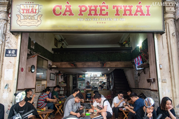 Quán cà phê vỉa hè vừa bé lại cũ kỹ nhất nhì Hà Nội, tồn tại suốt gần thế kỷ với 4 đời tiếp nhận nhưng vẫn đông khách vô cùng, 1 ngày bán cả nghìn cốc - Ảnh 2.