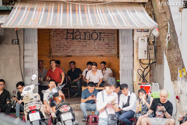 Quán cà phê vỉa hè vừa bé lại cũ kỹ nhất nhì Hà Nội, tồn tại suốt gần thế kỷ với 4 đời tiếp nhận nhưng vẫn đông khách vô cùng, 1 ngày bán cả nghìn cốc - Ảnh 15.