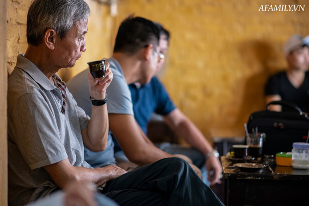 Quán cà phê vỉa hè vừa bé lại cũ kỹ nhất nhì Hà Nội, tồn tại suốt gần thế kỷ với 4 đời tiếp nhận nhưng vẫn đông khách vô cùng, 1 ngày bán cả nghìn cốc - Ảnh 17.