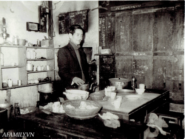 Quán cà phê vỉa hè vừa bé lại cũ kỹ nhất nhì Hà Nội, tồn tại suốt gần thế kỷ với 4 đời tiếp nhận nhưng vẫn đông khách vô cùng, 1 ngày bán cả nghìn cốc - Ảnh 7.