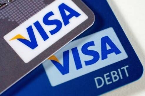 6. Sử dụng thẻ tín dụng (credit card) và thẻ ghi nợ (debit card), vì hai chiếc thẻ này sẽ giúp bạn không bị mất một khoản tiền vô ích khi rút tiền ở nước ngoài. (Ảnh minh họa - Nguồn: Internet)