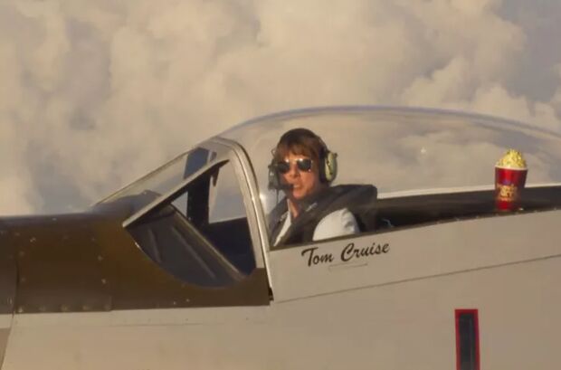 Tom Cruise gây shock khi vừa nhận giải MTV Awards 2023 vừa... lái máy bay - Ảnh 1.