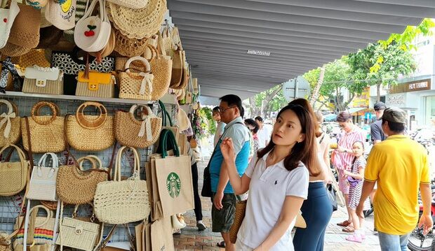 Chợ nước ngoài tại Đà Nẵng đón hàng ngàn khách du lịch mỗi ngày - Ảnh 3.