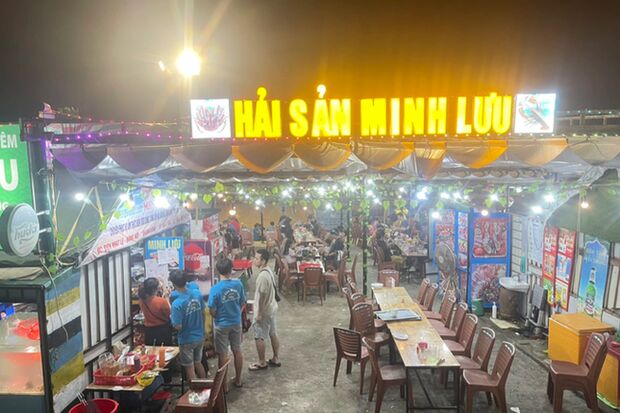 Đoàn du khách đến từ Hà Nội ăn hải sản hết 2,6 triệu đồng quên trả tiền - Ảnh 1.