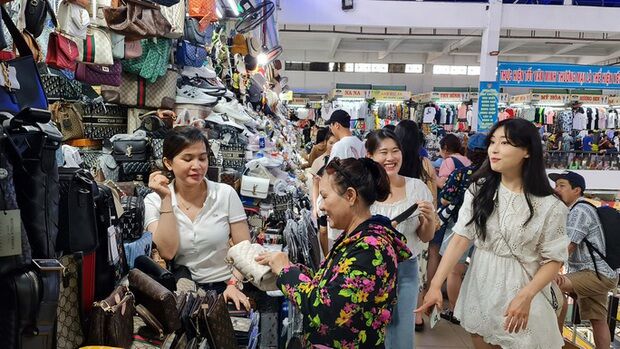 Chợ nước ngoài tại Đà Nẵng đón hàng ngàn khách du lịch mỗi ngày - Ảnh 4.