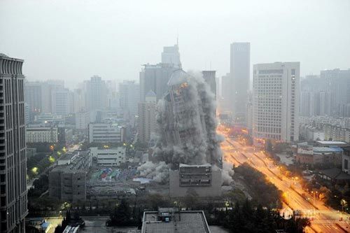 Video: Khoảnh khắc tòa nhà 118m ở TQ sụp đổ trong 13 giây - 1