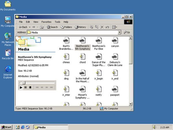 Windows 2000 được thiết kế cho hệ thống máy tính dùng cho khách và máy chủ cho đối tượng doanh nghiệp. Phát triển dựa trên những gì Windows NT để lại, phiên bản này được tăng cường tính bảo mật với cơ chế bảo vệ tốt hơn cho các tập tin, một bộ nhớ cache DLL và phần cứng hỗ trợ tính năng 