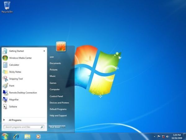 Ra mắt vào năm 2009, phiên bản kế nhiệm Windows Vista mang một cái tên gây nhiều tò mò cho làng công nghệ - Windows 7. Có thể nói Microsoft đã làm rất tốt trong việc nâng cao hiệu suất, tùy chỉnh và cải thiện giao diện người dùng. Việc kiểm soát tài khoản người dùng cũng được điều chỉnh để ít gây phiền toái hơn. Phiên bản này đã chiếm lĩnh thị trường máy tính toàn cầu trong một thời gian và hiện vẫn nằm trong danh sách những phiên bản Windows được sử dụng phổ biến nhất thế giới.