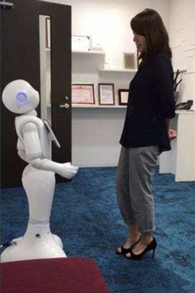 Robot Pepper có khả năng nhận diện hình ảnh và bày tỏ cảm xúc.