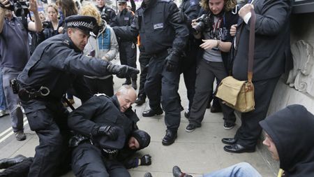 Cảnh sát Anh dùng “biện pháp mạnh” để khai thác iPhone của tội phạm