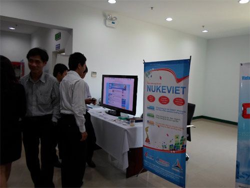 Gian trưng bày của NukeViet tại Hội thảo quốc gia ứng dụng và phát triển phần mềm nguồn mở 2013 – Ảnh: nukeviet.vn