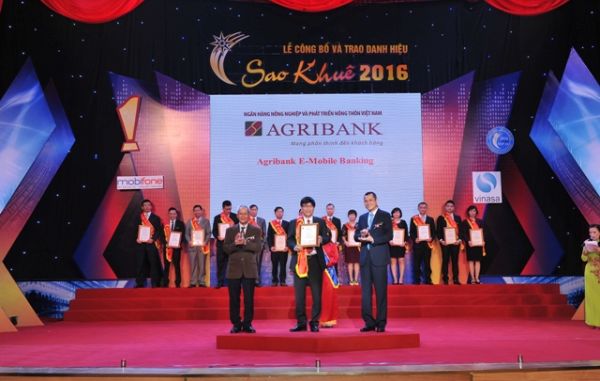 Ông Nguyễn Việt Hải - Trưởng ban Nghiên cứu phát triển sản phẩm nhận Danh hiệu cho dịch vụ AgribankAgribank E-Mobile Banking