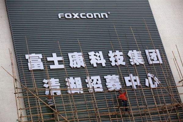Foxconn thay thế 60.000 nhân công bằng robot