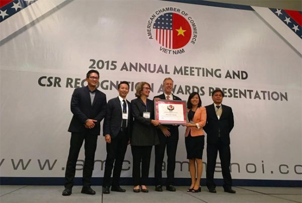 Microsoft Việt Nam nhận giải thưởng cống hiến cho cộng đồng năm 2015