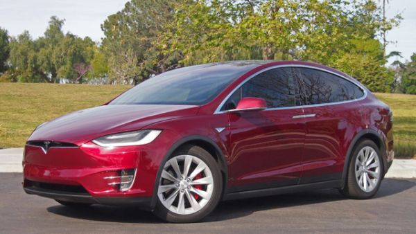 Tesla đang đe dọa mạnh mẽ ngành công nghiệp xe hơi truyền thống.