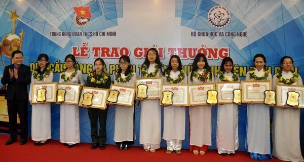 Bí thư Trung ương Đoàn Nguyễn Anh Tuấn trao phần thưởng  Nữ sinh viên tiêu biểu cho 20 sinh viên trong lĩnh vực Kỹ thuật 
