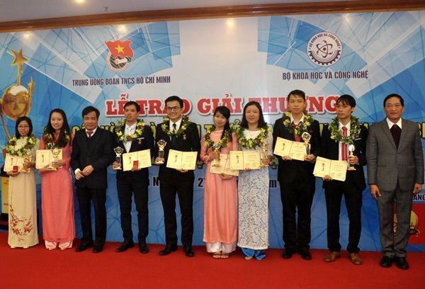 Phó trưởng Ban Dân vận Trung ương Nguyễn Văn Hùng và Thứ trưởng Bộ Khoa học và Công nghệ  Trần Văn Tùng trao giải thưởng Qủa cầu vàng tới các tài năng trẻ KHCH