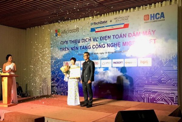 Ông Vũ Minh Trí, Tổng giám đốc Microsoft Việt Nam (bên phải), trao chứng nhận nhà cung cấp dịch vụ điện toán đám mây cho đại diện Technology Solutions