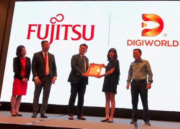 Đại diện Fujitsu (thứ ba từ bên trái) trao chứng nhận nhà phân phối cho Công ty Digiworld tại lễ công bố đối tác chiến lược.