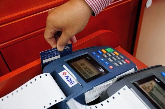 Người dân quen dần với việc thanh toán bằng thẻ ATM