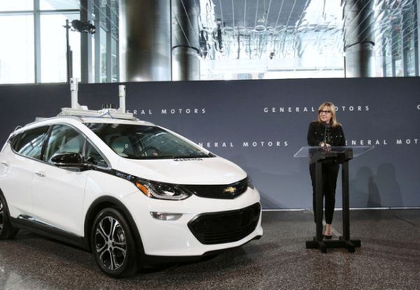 Bà Mary Barra, chủ tịch kiêm giám đốc điều hành của hãng General Motors công bố hãng Chevrolet bắt đầu thử nghiệm đội xe tự lái Bolt tại Michigan trong một cuộc họp báo tại Detroit