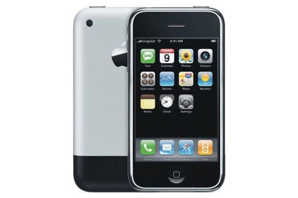 Chiếc iPhone đầu tiên ra mắt năm 2007 đã làm thay đổi thế giới smartphone  /// Ảnh: Apple