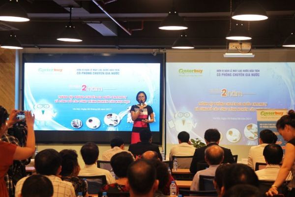 Đại diện Enterbuy Việt Nam thông tin về các sản phẩm, dịch vụ của Enterbuy Việt Nam.