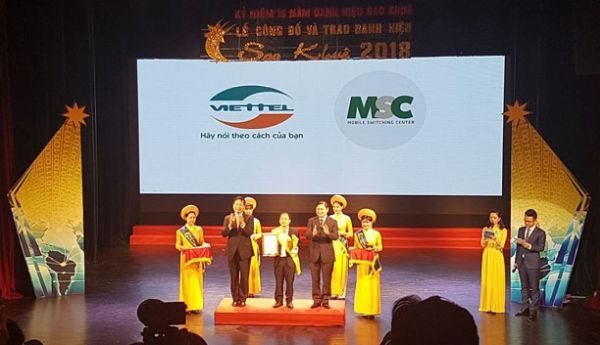 Đại diện Viettel nhận giải thưởng Top 10 Sao Khuê 2018