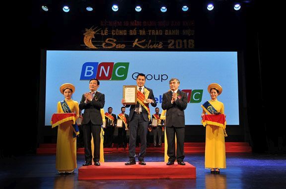 Ông Phạm Đức Bình lên nhận giải Sao Khuê 2018 cho WebBNC với hạng mục Top 20 sản phẩm CNTT tiêu biểu 
