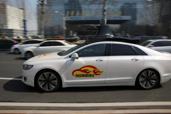 Xe tự lái của Baidu chạy thử nghiệm trên một tuyến đường công cộng ở Bắc Kinh. 