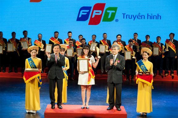 Đại diện Truyền hình FPT (FPT Telecom) nhận Danh hiệu Sao Khuê 2018