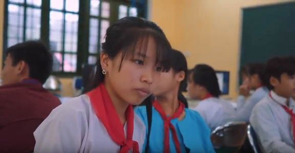 Bùi Thị Thư, dân tộc Mường, là một trong số hơn 150.000 học sinh đã vượt hành trình đi học gian nan để tham gia dự án “Tăng cường kỹ năng công nghệ thông tin cho giới trẻ hội nhập và phát triển” trong hai năm qua