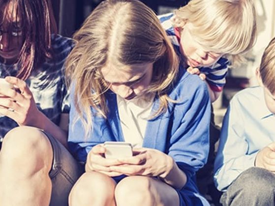 Pháp: Cấm trẻ em dưới 15 tuổi sử dụng smartphone ở trường