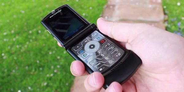 Chiếc Motorola RAZR nổi tiếng sẽ được hồi sinh với phiên bản màn hình gập