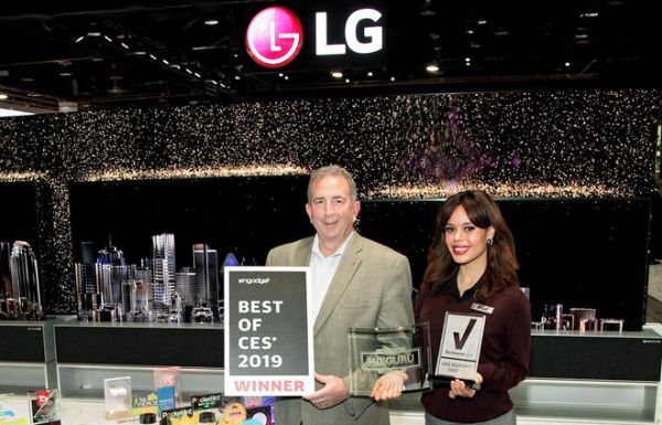 Đại diện của LG nhận các giải thưởng tại CES 2019