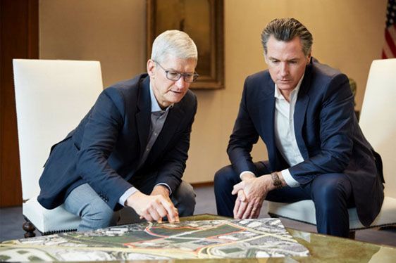 CEO Tim Cook (trái) của Apple đang bàn cách giảm thiểu khủng hoảng nhà ở với ông Gavin Newsom - Thống đốc bang California 