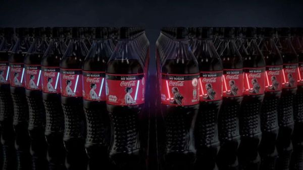Các thanh kiếm trên chai Coca Cola có thể phát sáng