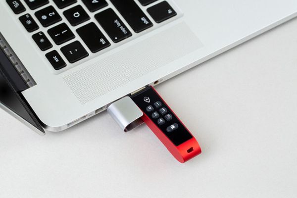 USEC là chiếc USB được trang bị sẵn cơ chế mã hóa bằng mật khẩu trực tiếp trên thiết bị