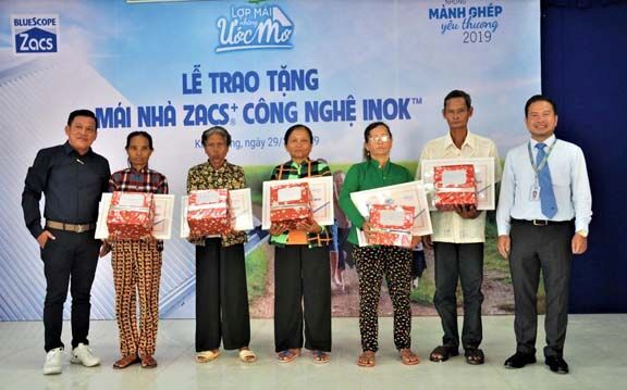 Tôn Zacs trao tặng 300 mái nhà cho người lao động nghèo 