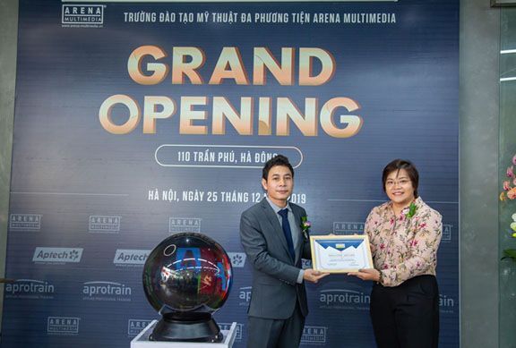 Chị Lê Hữu Trâm Anh - Đại diện tập đoàn Aptech toàn cầu trao chứng nhận Franchise cho Arena Multimedia Trần Phú. 