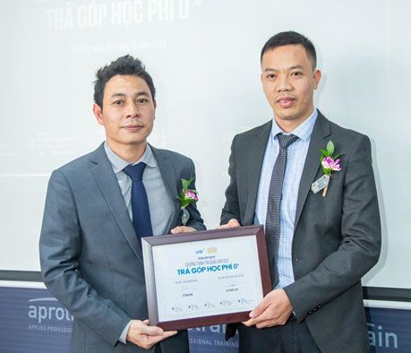 Đại diện Arena Multimedia cơ sở Trần Phú và ông Trương Quốc Lâm - Đại diện ngân hàng quốc tế VIB kế kết hợp tác chương trình Trả góp học phí 0% 