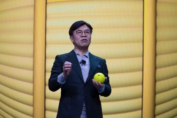 Tổng Giám đốc Samsung, ông H.S. Kim giới thiệu Ballie trước hàng trăm khán giả