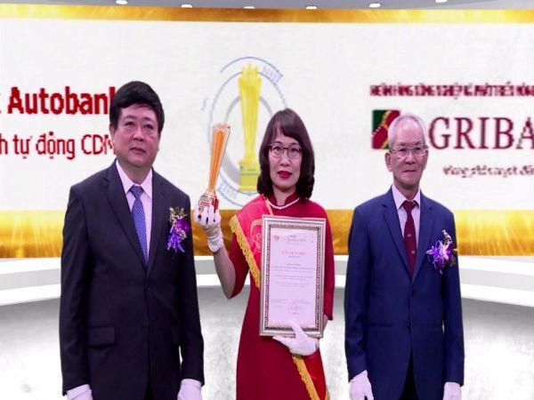 Bà Phan Thị Thanh Hà - Phó Giám đốc Trung tâm Thẻ Agribank nhận giải thưởng