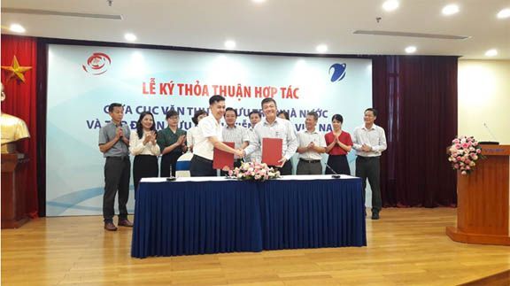 Ông Đặng Thanh Tùng - Cục trưởng Cục Văn thư lưu trữ nhà nước và Ông Ngô Diên Hy - Tổng Giám đốc Công ty VNPT-IT đặt bút ký kết thỏa thuận hợp tác dưới sự chứng kiến của Lãnh đạo và đại biểu hai bên