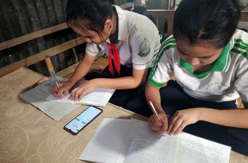 Hai hoc sinh ở Cần Thơ phải học online chung bằng 1 chiếc điện thoại - ảnh Đức Duy